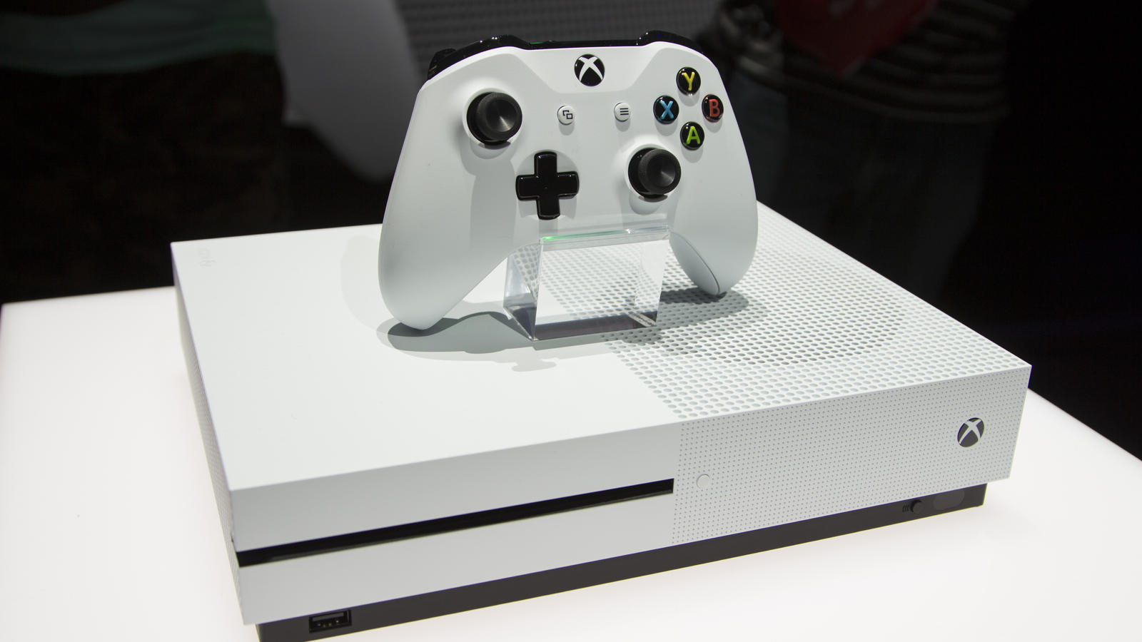 Новая консоль Xbox One S будет хорошо ремонтироваться
